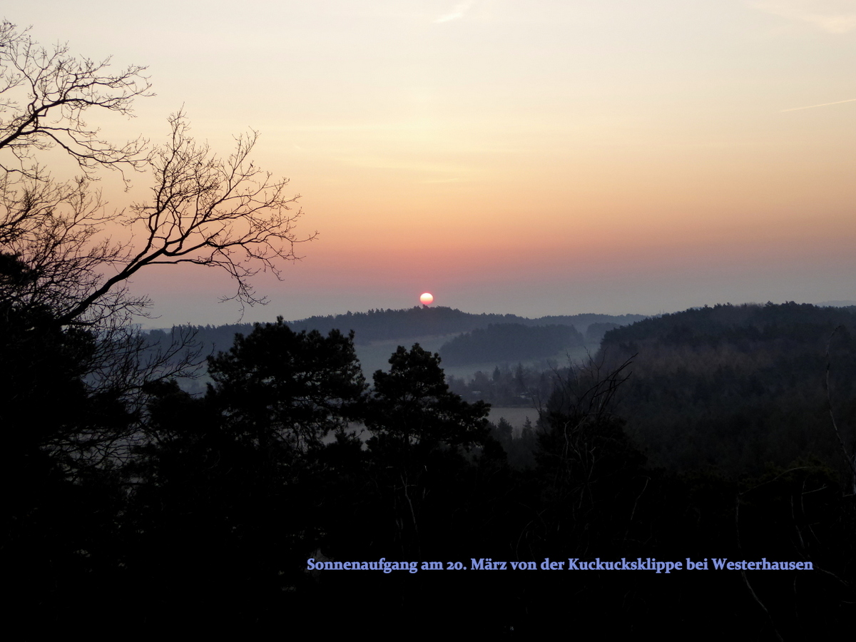 Sonnenaufgang zur Tag- und Nachtgleiche über dem Langenberg-Kamel