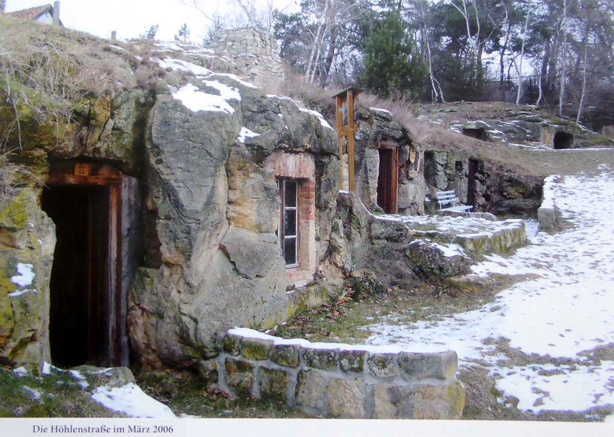 Höhlenwohnungen am Schäferberg heute (aus Chronik von Langenstein)