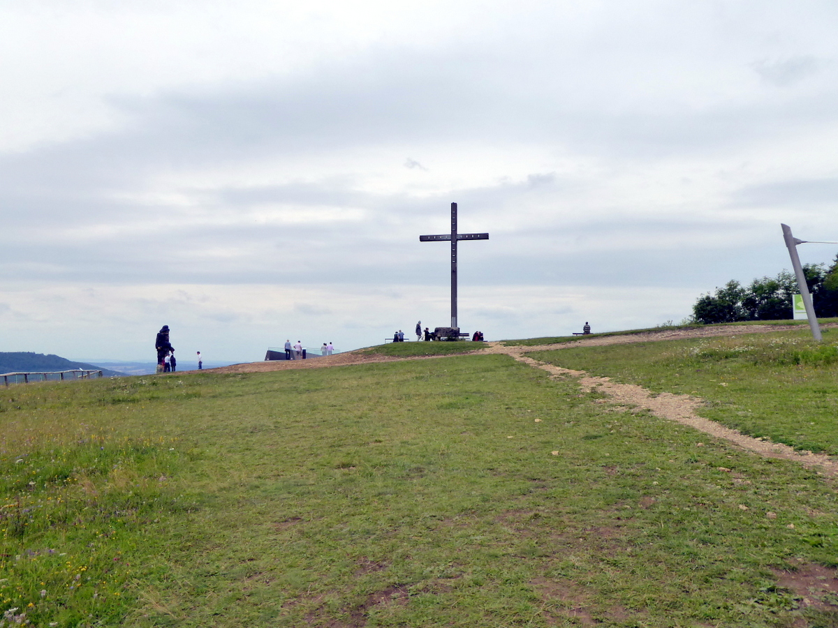 Die Hochfläche mit dem Gipfelkreuz