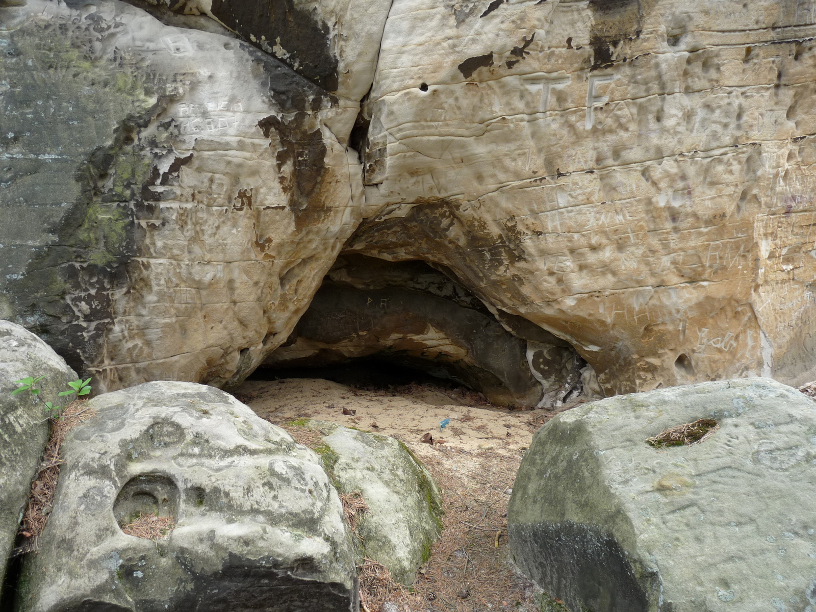 Kriechloch zu einer weiteren Höhle ?