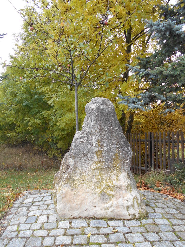 Der Stein von der Straße aus gesehen