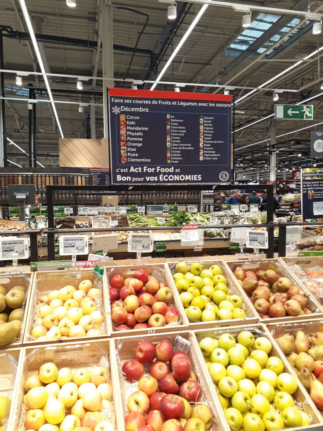 Affichage des fruits et légumes du mois a Carrefour les Ulis ...