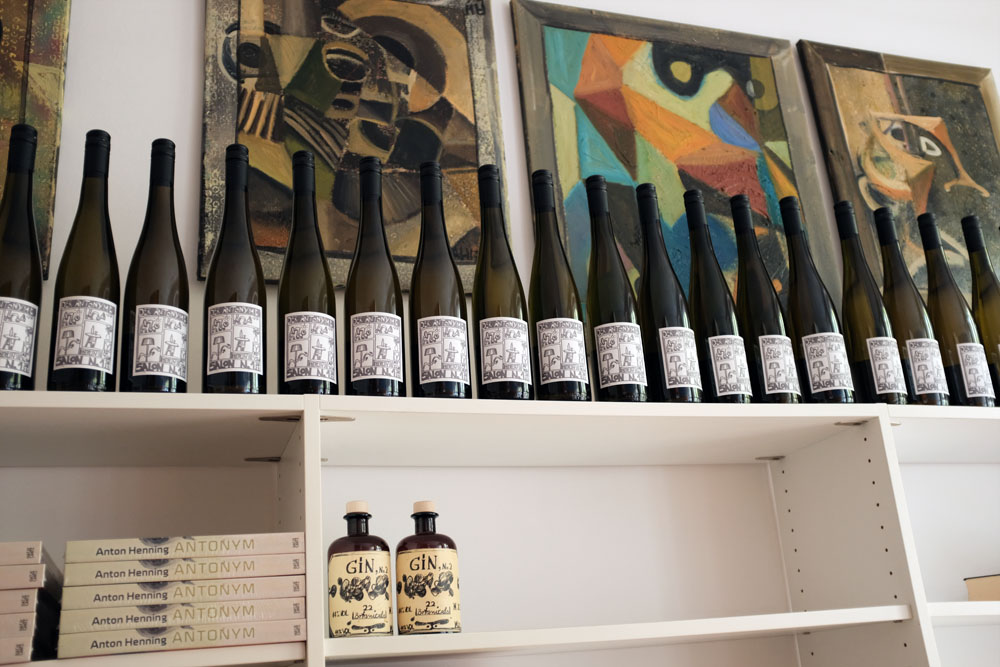 Bibliothek mit Wein & Gin, No. 1