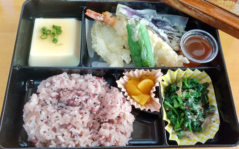 普通食「海老と野菜天ぷらとお赤飯と卵豆腐」