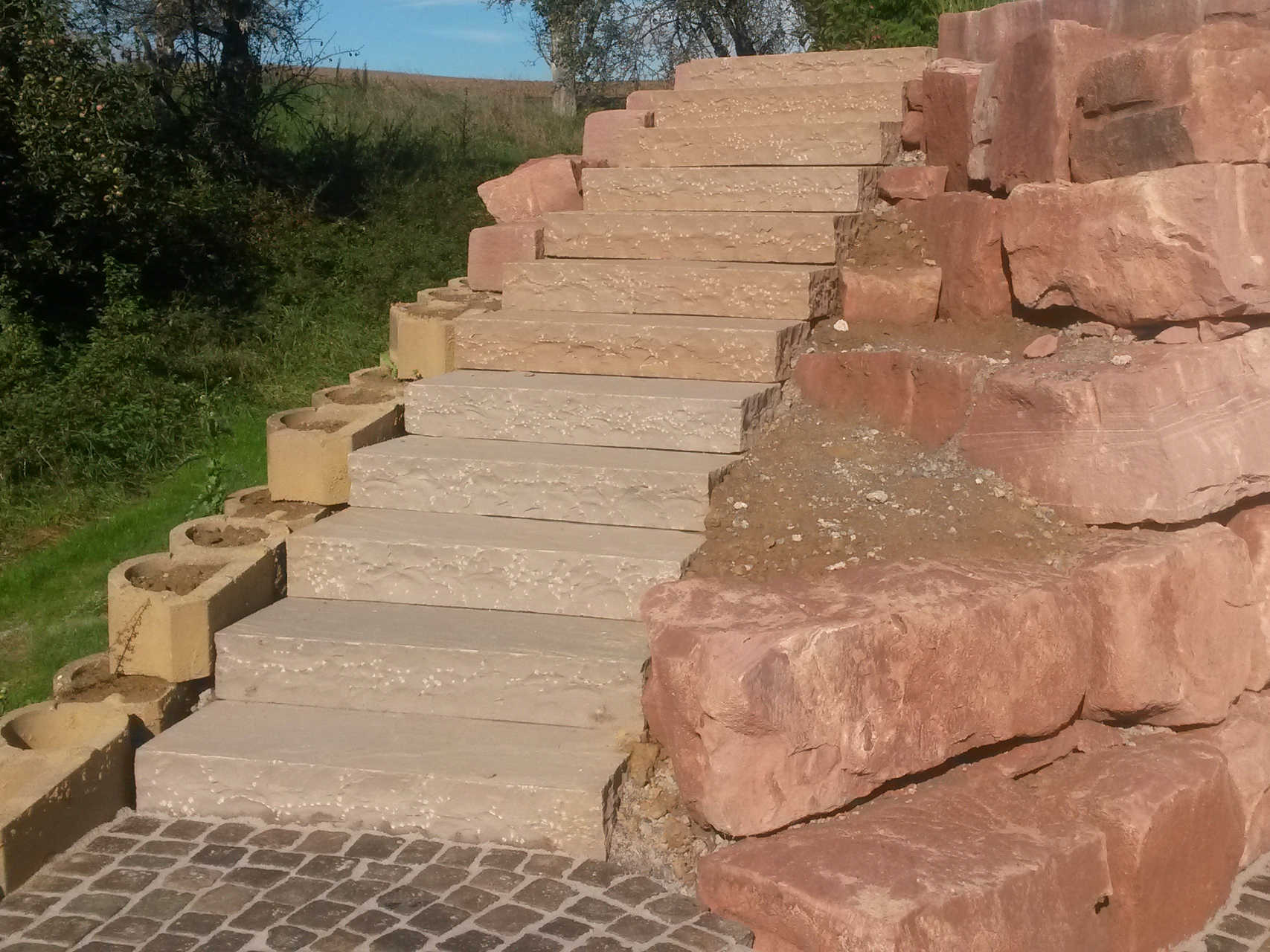 Treppe aus Blockstufen ind. Sandstein