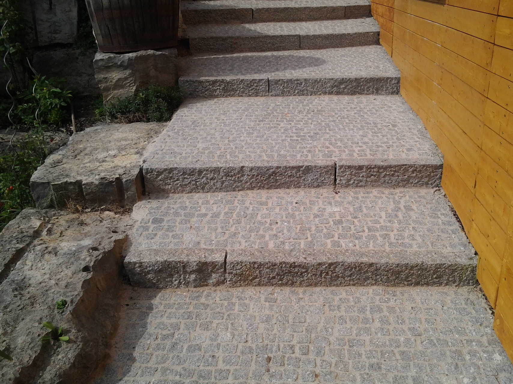 Treppe aus Granitleistenstein und Granitpflaster