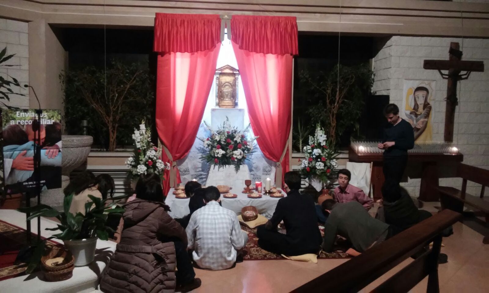 Jóvenes de la parroquia en la Hora Santa del Jueves Santo