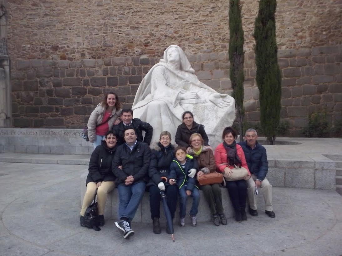 Un grupo de catequistas y colaboradores de la parroquia en Ávila, tras las huellas de Santa Teresa de Jesús, en el V Centenario de su nacimiento