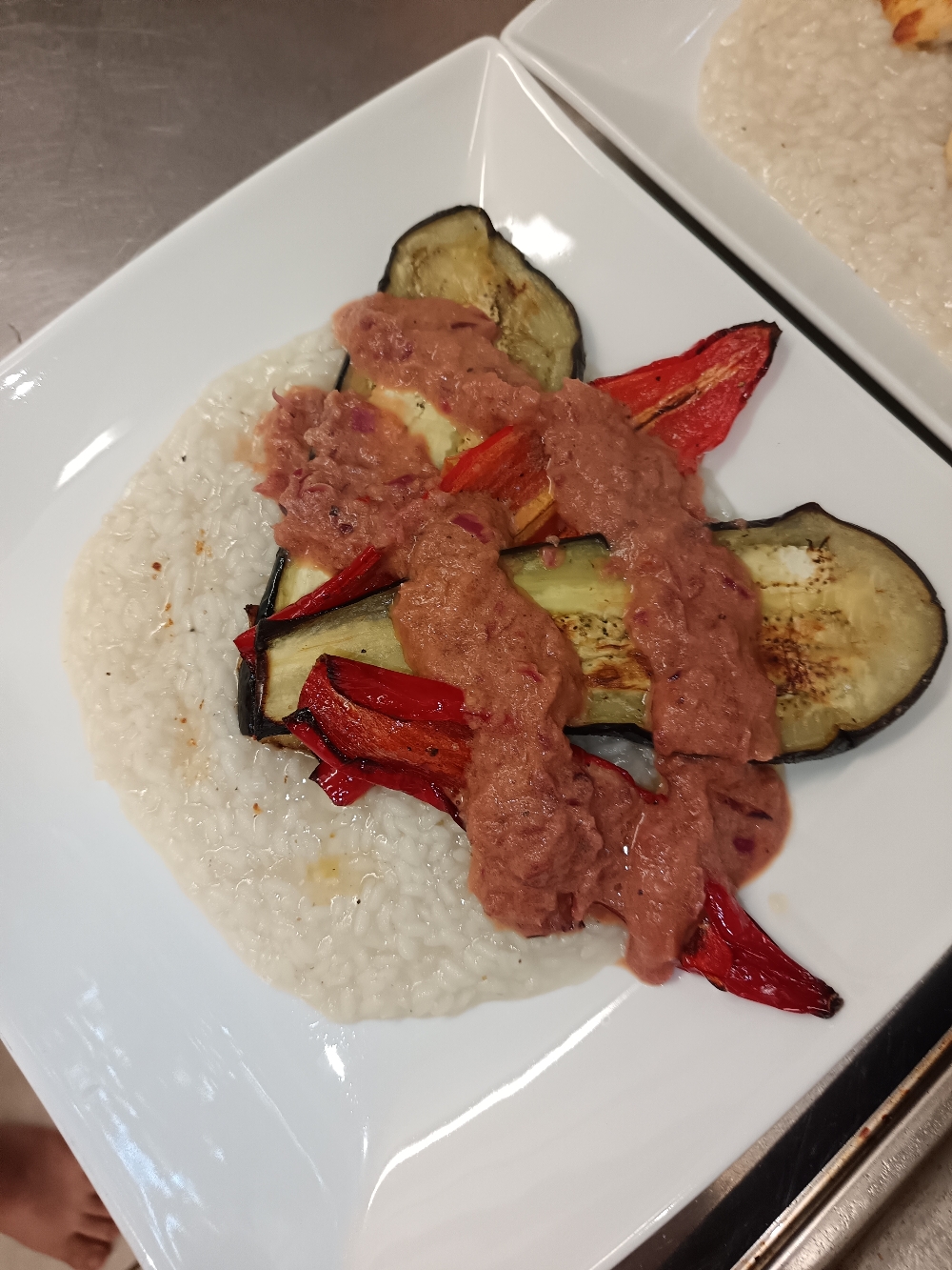 Gebratenes Gemüse auf Risotto 