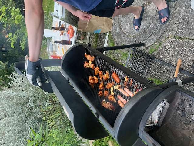 Unsere Grillmeister Andi, Max und Sinan beim vorbereiten für unseren Grillabend am Donnerstag.