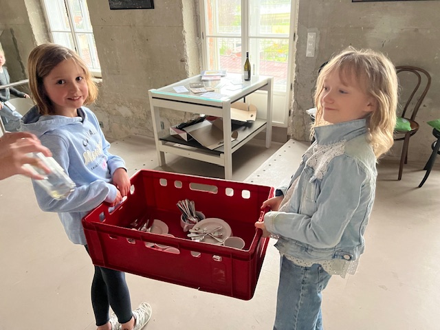Violeta und Cecilia ließen es sich nicht nehmen auch mit anzupacken.