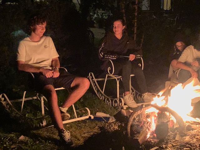 Herrlich so um das Lagerfeuer am Abend herumzusitzen