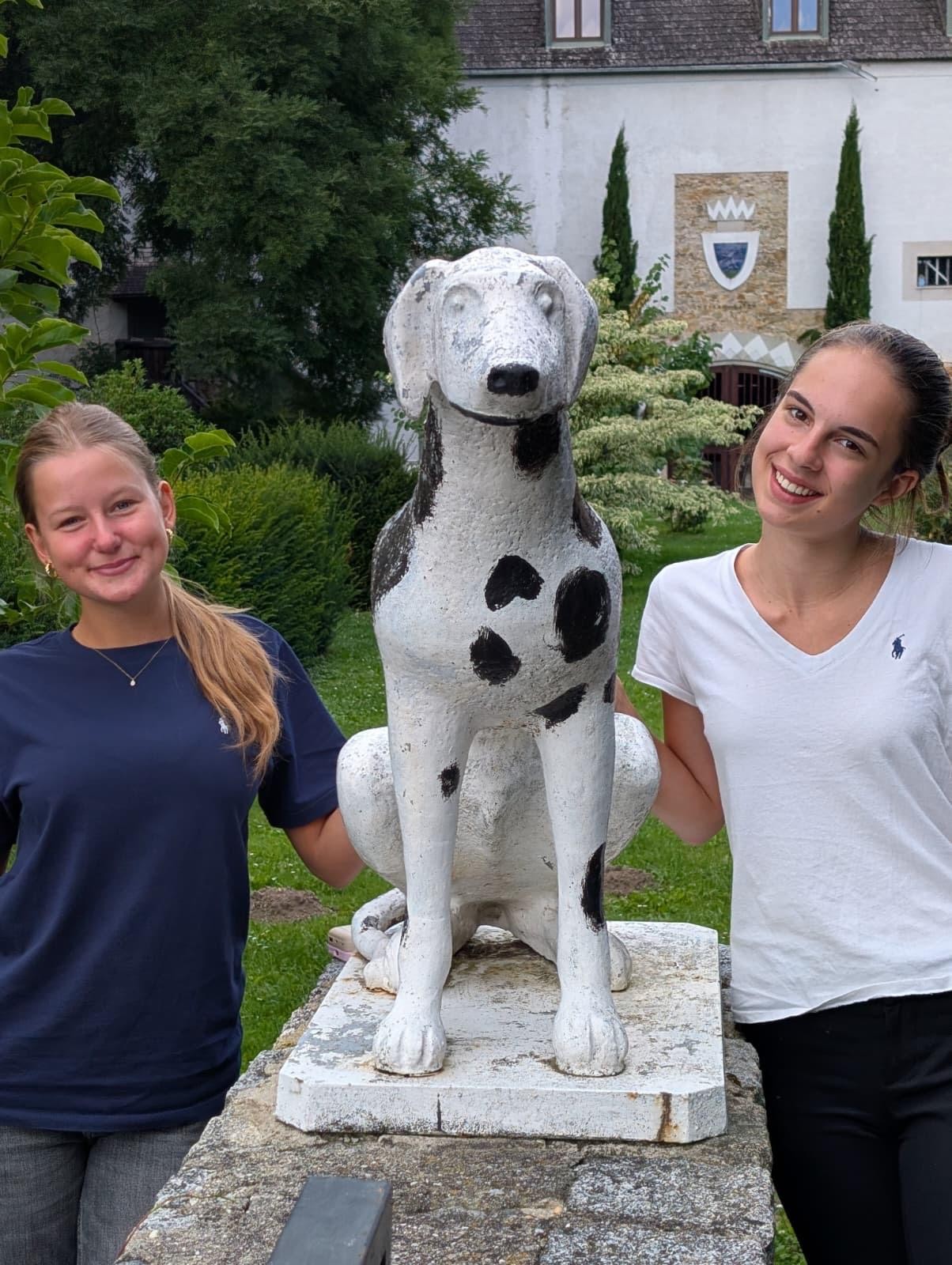 Clara und Carolina passen auf unseren steinernen Schlosshund auf.