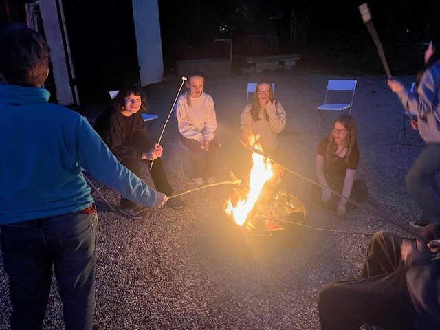 Der letzte Abend mit Stockbrot rund ums Lagerfeuer.