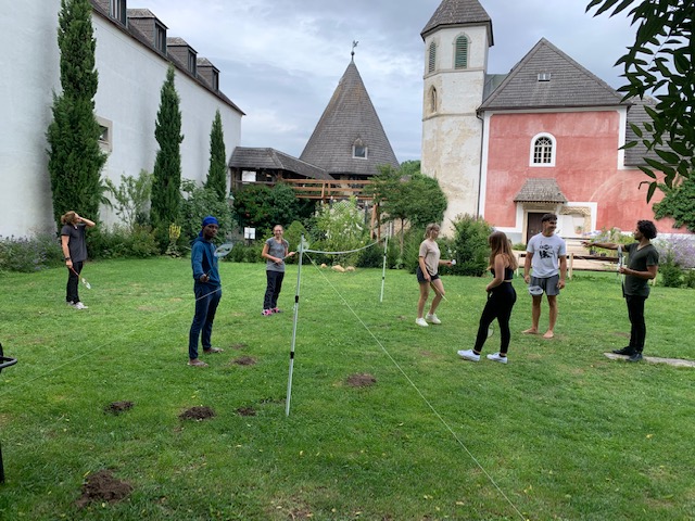 Spaß beim Federball im Schlosspark