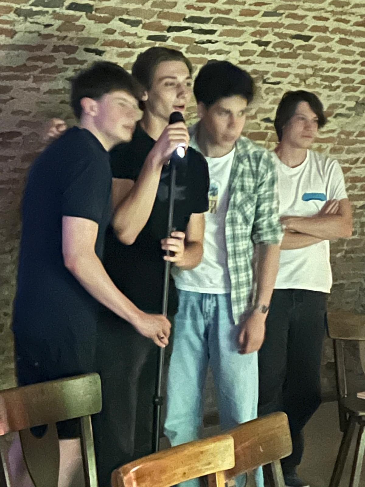 Und nach dem Grillen geht es in den Schloss Keller zum Karaoke singen.