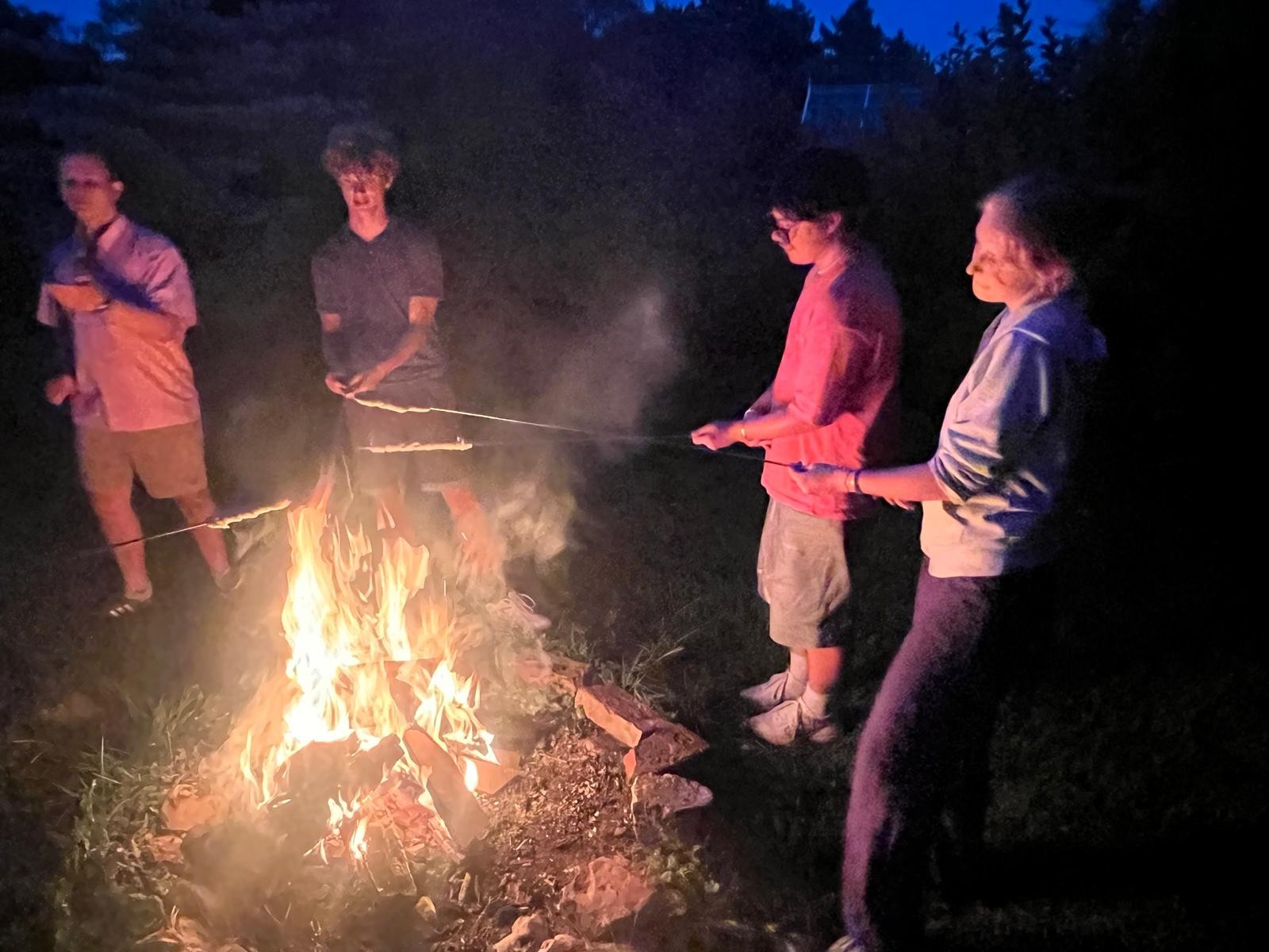 Stockbrot über dem Lagerfeuer. Jedes Mal ein Erlebnis.