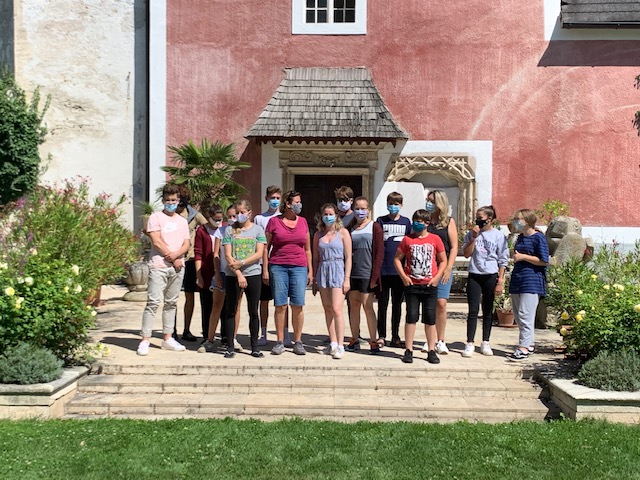 Das traditionelle Abschlussfoto vor der Schlosskapelle