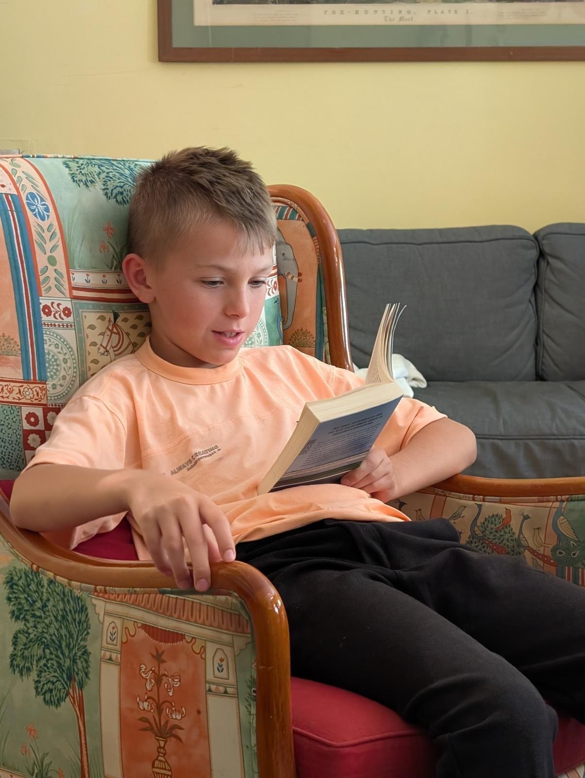 Unser fleißiger Elias beim Lesen…