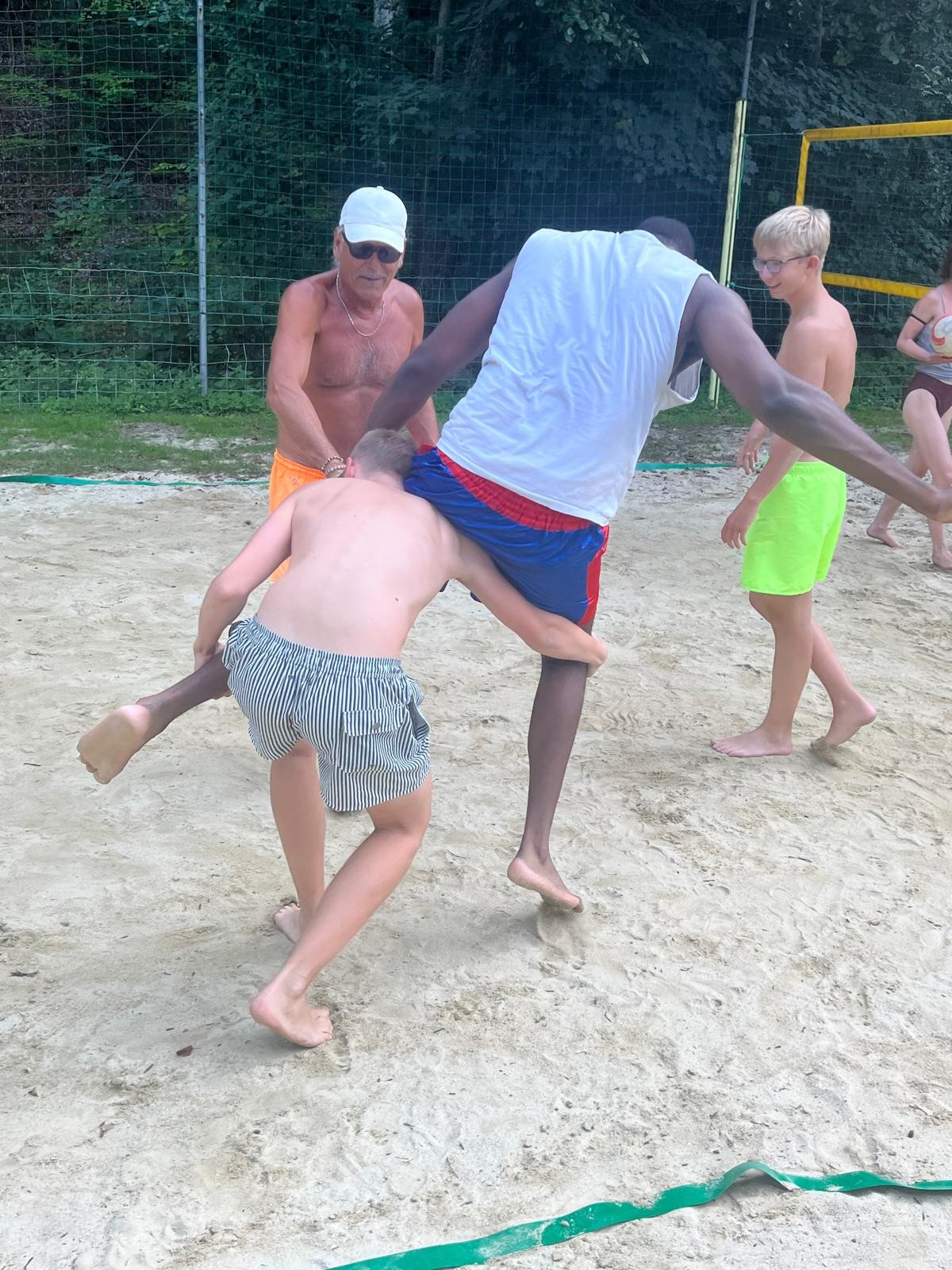 Beach-Volleyball Akrobatik am Badesee.