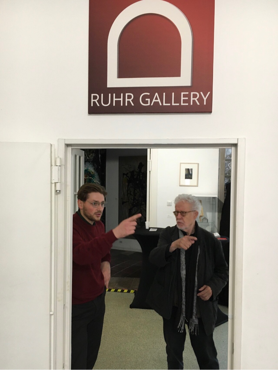Prof. Martin Goppelsröder mit LUBENS (li.) in der Ausstellung "drei Maler, drei Generationen"