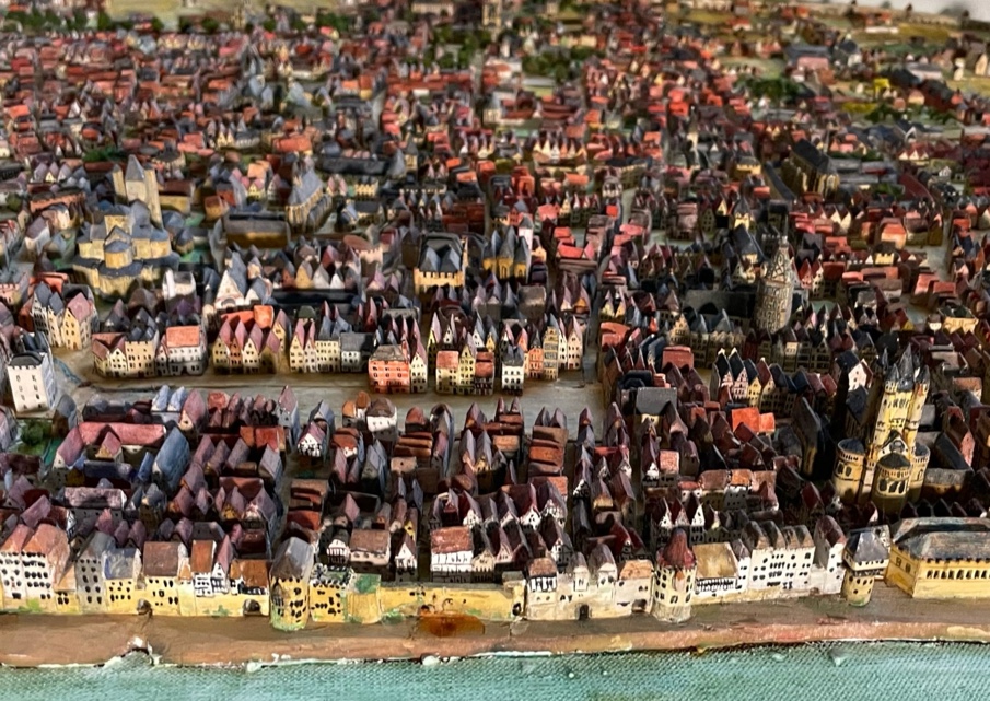as weltweit einmalige vollplastische Stadtmodell von „Köln um 1570“ befindet sich seit 2012 in der VILLA ARTIS im MMKM - Museum Mülheim an der Ruhrstraße 3. Das Modell wurde vor vielen Jahren von Theo Giesen geschaffen. 