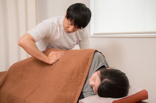 お客様を施術している整体師