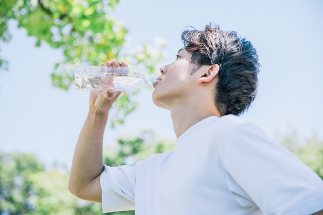 一日に2リットルの水を飲む必要があるって、本当？