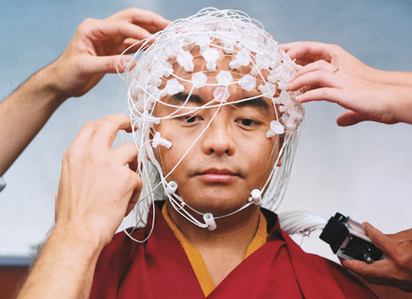 Verdrahtung eines Mönches zwecks neurowissenschaftlicher Untersuchung der Auswirkung von Langzeitmeditation. Oder: Wie unsere Wissenschaft Bewußtsein erforscht.