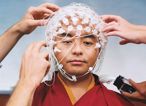 Verdrahtung eines Mönches zwecks neurowissenschaftlicher Untersuchung der Auswirkung von Langzeitmeditation.    Oder: Wie unsere Wissenschaft Bewußtsein erforscht.