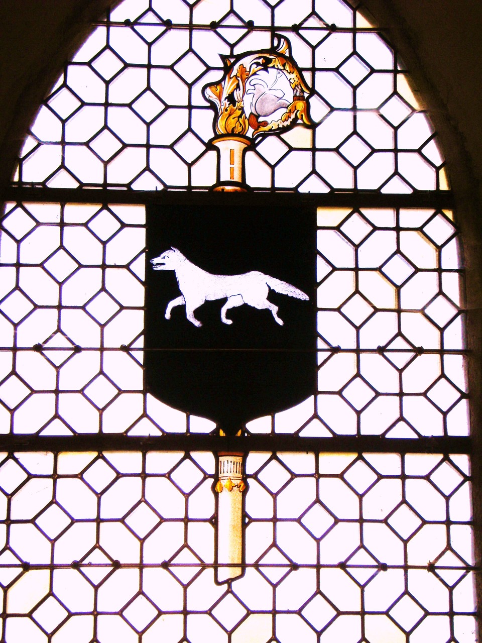 Armoiries de Lonlay l'abbaye "de sable au loup courant d'argent"
