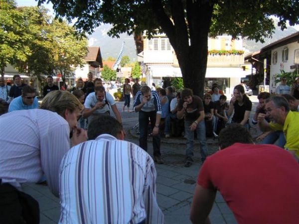 Lach-Yoga in der Fußgängerzone in Garmisch-Partenkirchen