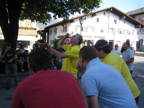 Lach-Yoga in der Fußgängerzone in Garmisch-Partenkirchen