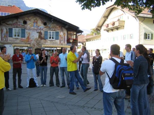Lach-Yoga in der Fußgängerzone in Garmisch-Partenkirchen