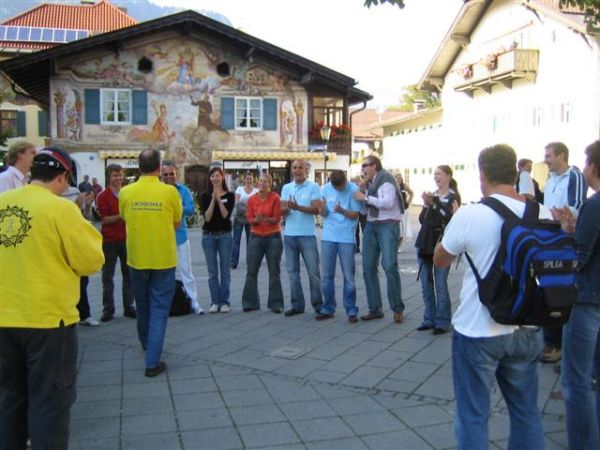 Lach-Yoga in der Fußgängerzone in Garmisch-Partenkirchen