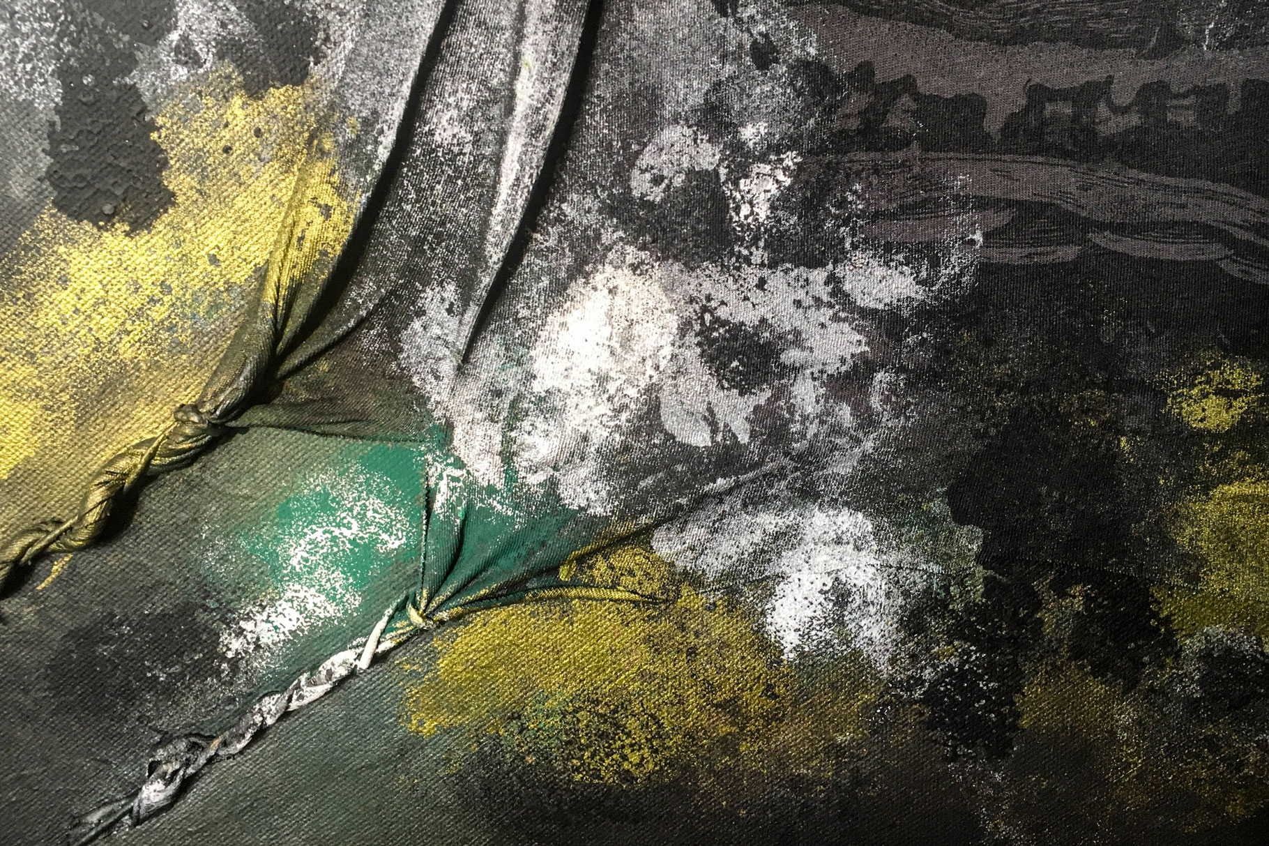 Detailaufnahme der farbigen Acryl-Stempelung