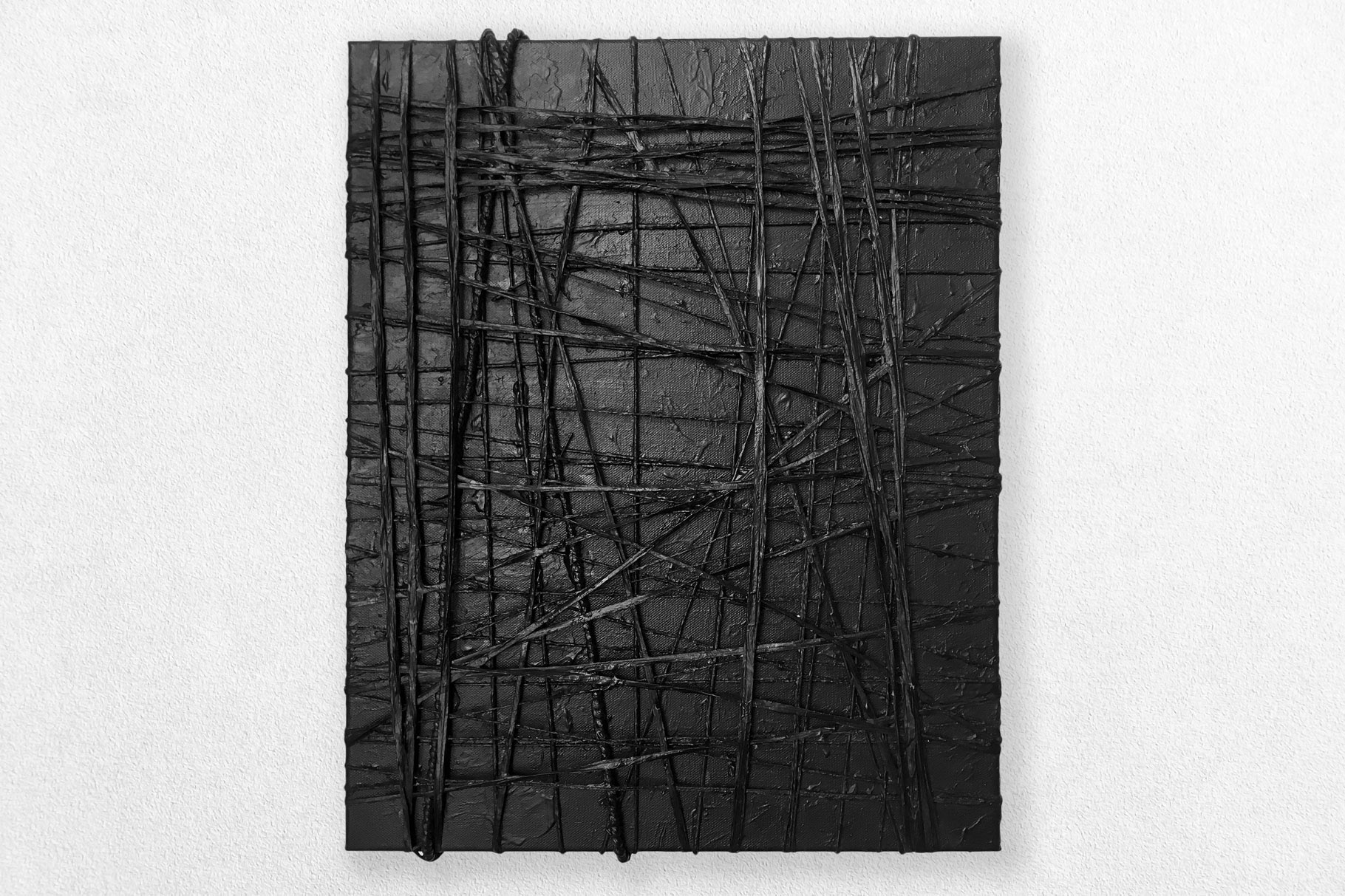 40 x 50 cm – "Blackwrap" – schwarzes Wickelbild mit Naturkordel