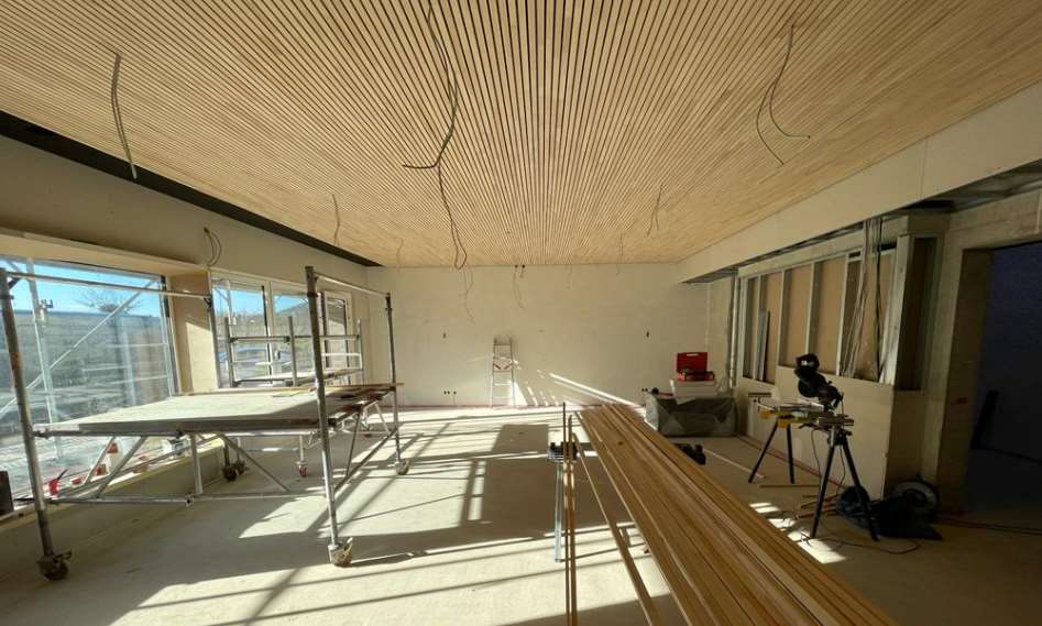 Integratives Schulprojekt in Schweich, 3.000 m² Akustikdecken aus Holzlamellen und Holzfertigelementen