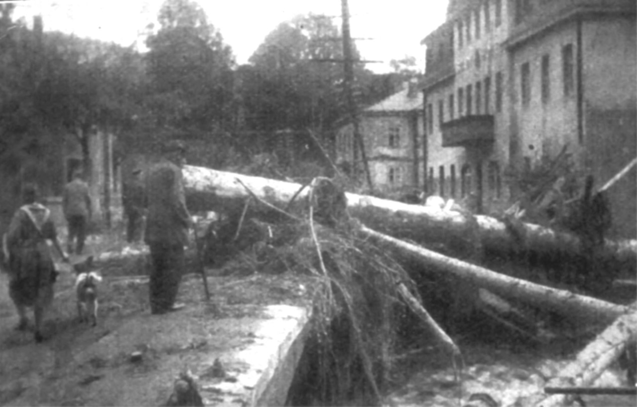 Brücke am Ledigenheim; im Hintergrund das Wohn- und Fabrikgebäude der Familie Aßmann