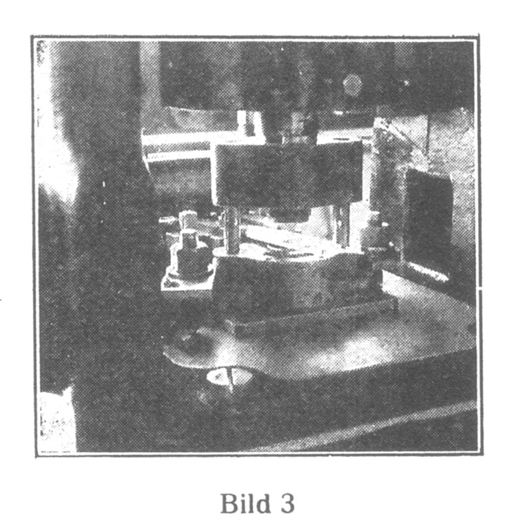 Bild 3: Die Herstellung der Rohwerke beginnt. Aus Messingplatten werden die Gestellplatten und die Kloben ausgestanzt.