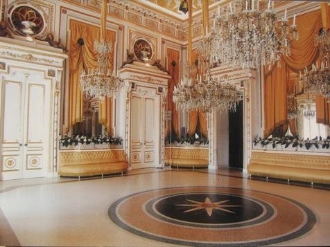 La sala degli specchi del Castello