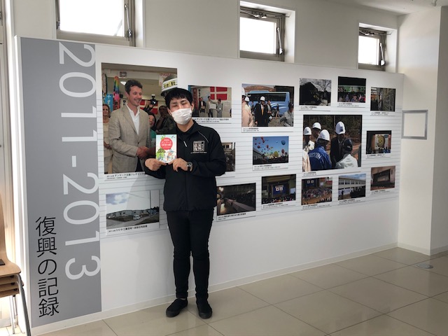 フレデリック皇太子（当時）の復興支援活動（資料東松島市震災復興伝承館）