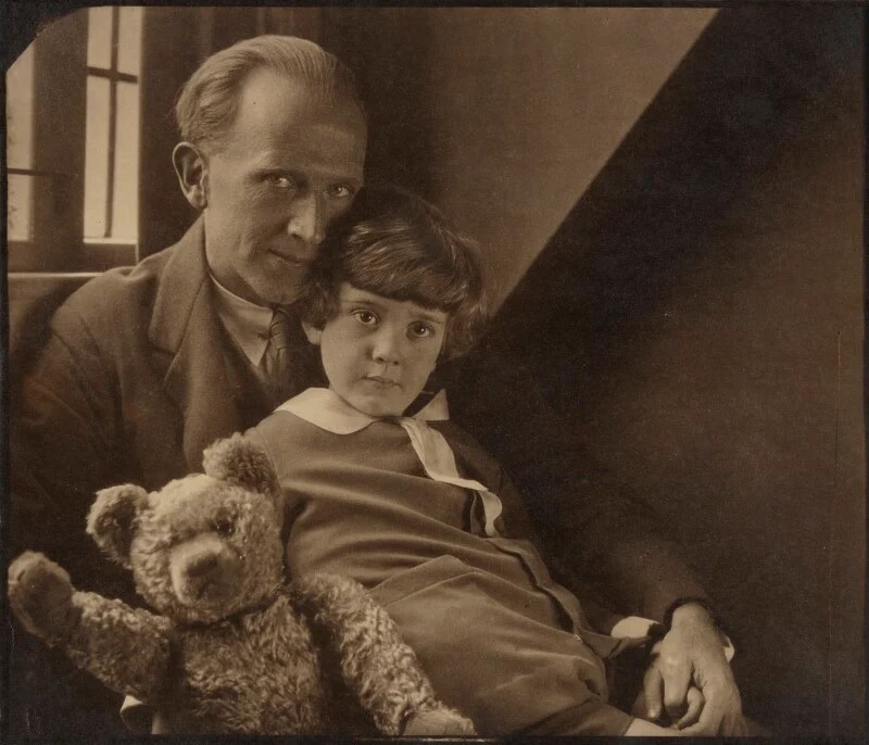 Schriftsteller A. A. Milne mit seinem Sohn Christopher Robin und dem echten Pooh Bear im Jahr 1926  / Foto:Howard Coster - https://www.npg.org.uk/