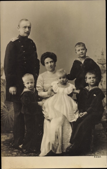 Kronprinz Friedrich August III mit seiner Frau Kronprinzessin Luise und den Kindern (www.akpool.de)