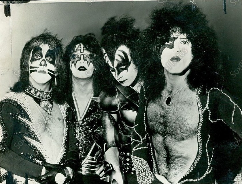 https://commons.wikimedia.org/wiki/File:Kiss_original_lineup_(1976).jpg