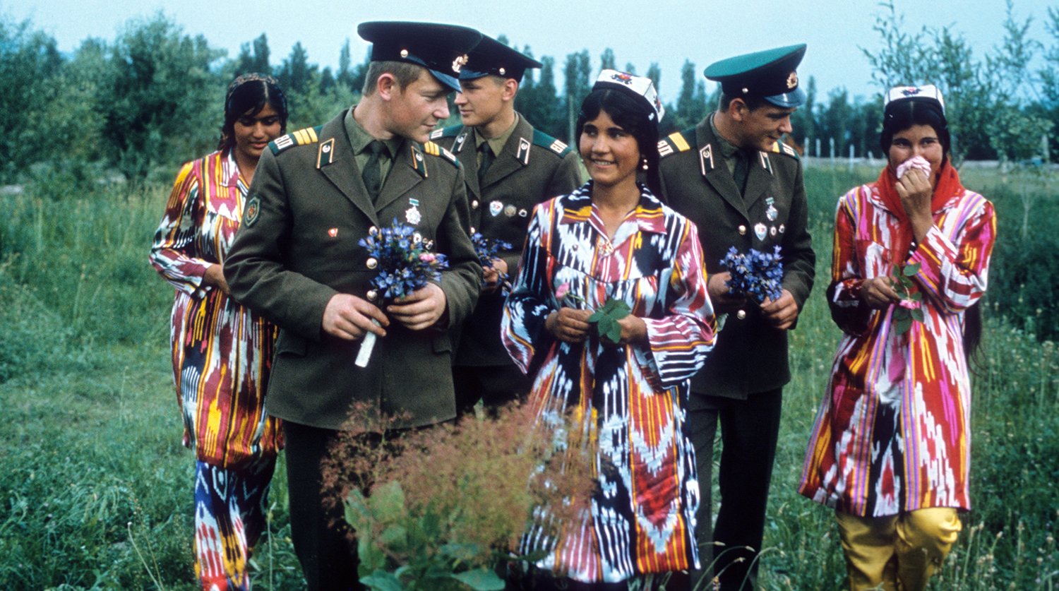 41 Grenzsoldaten mit einheimischen Mädchen, Tadschikische Sowjetrepublik, 1977, Foto: A. Mirzoew