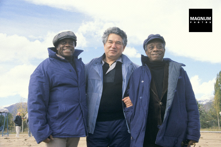 8 Dichter Tschingis Aitmatow mit James und David Baldwin am Issyk-Kul-See in der Kirgisischen Sowjetrepublik 1986 /  Foto: Inge Morath/Magnum Photos