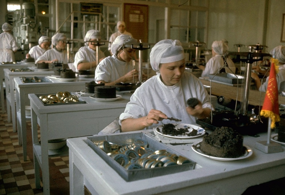 43 Fischfabrik in Astrachan, UdSSR, 1960, Foto: Carl Mydans