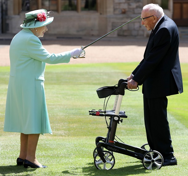 17.07.2020 Elizabeth II. schlägt Tom Moore auf Schloss Windsor zum Ritter (www.tos-news.de)