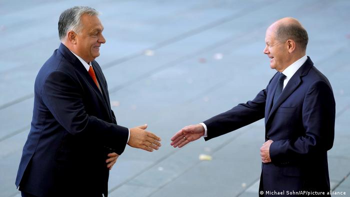 Bundeskanzler Olaf Scholz empfängt den ungarischen Ministerpräsidenten Viktor Orbán / Oktober 2022 (www.dw.com)